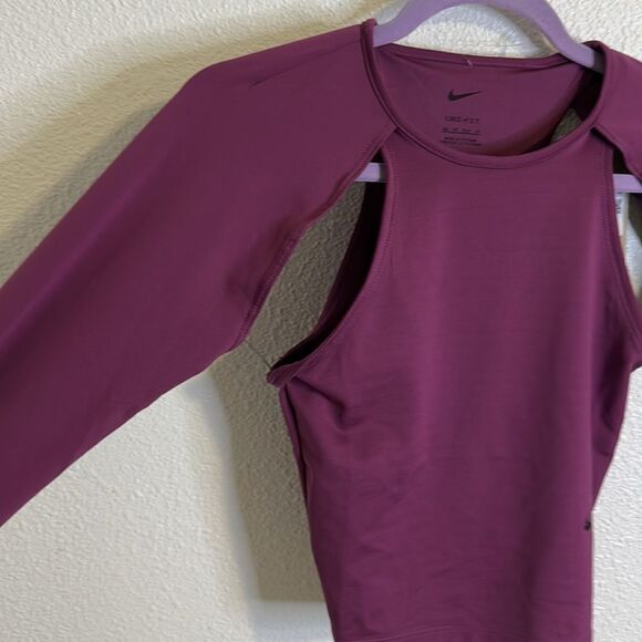 NWT- NIKE-Women's Dri-fit Stealth Evaporation City Ready Long-sleeve-Red-Size XS - Picture 3 of 10